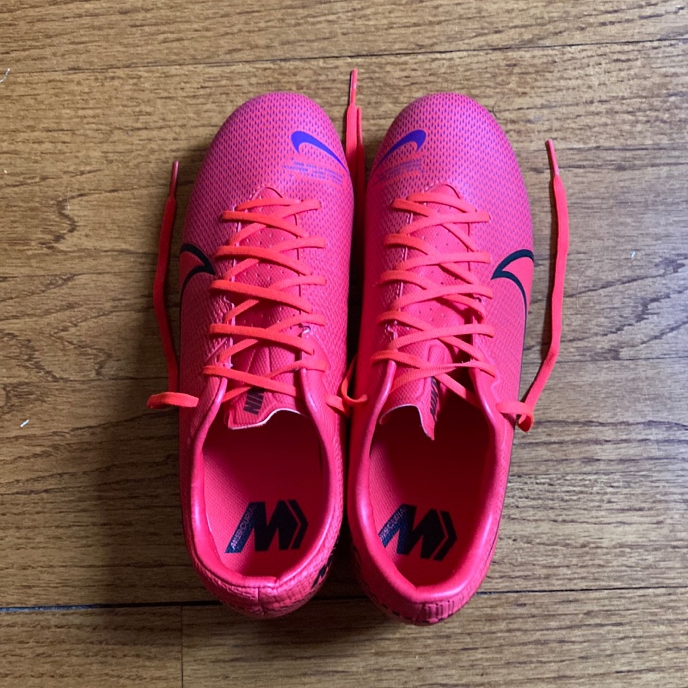 Hot pink/red size 6 Nike Mercurial soccer cleats. NEVER BEEN WORN!